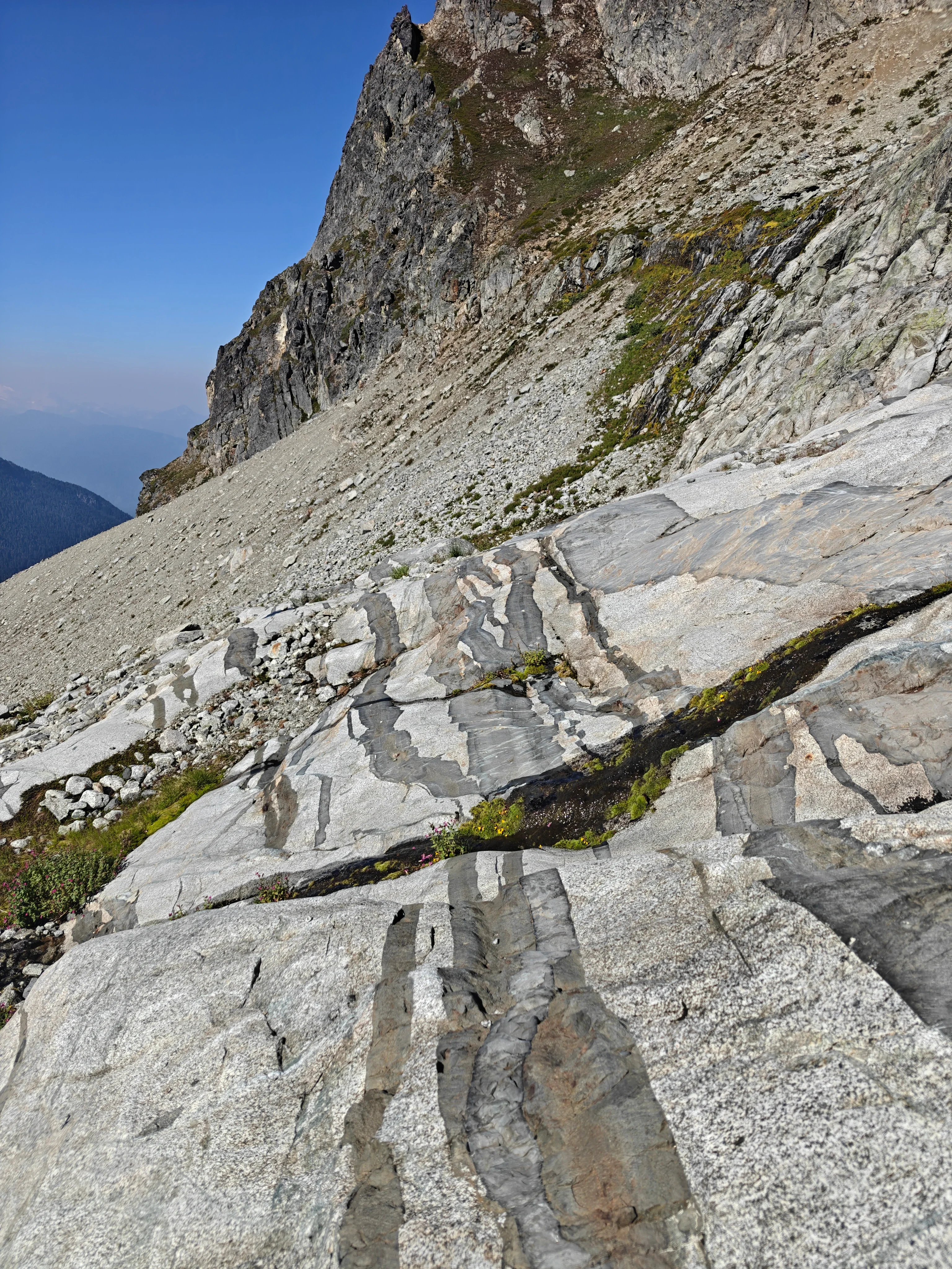 16 granite dikes on the slabs