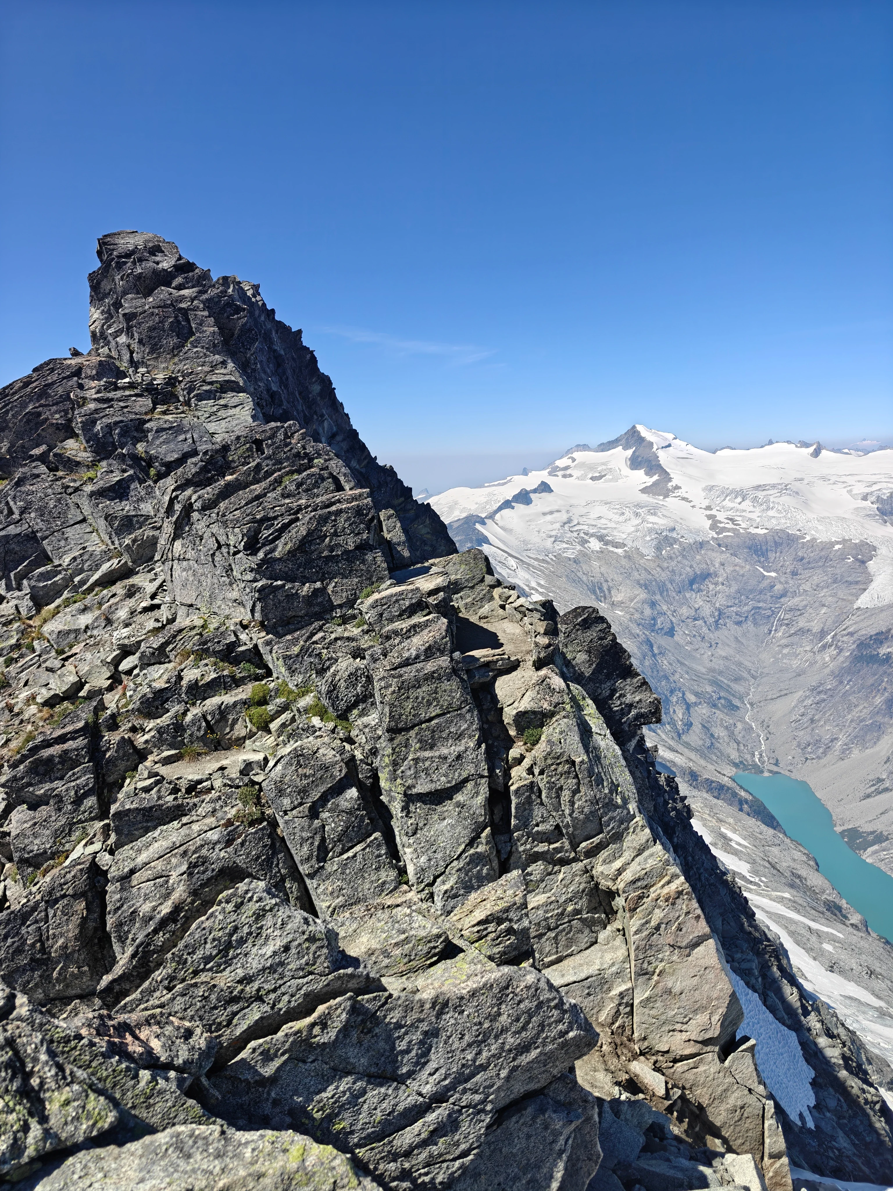 29 ridge crest over moraine lake
